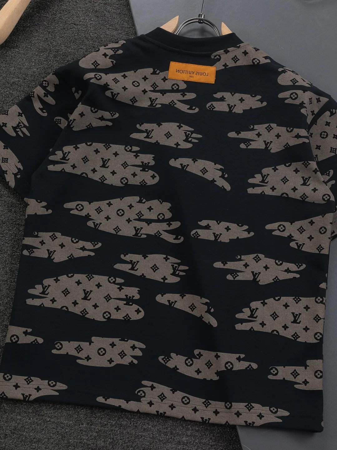 🅿️210 Louis Vuitton 1V LV micro-wide version S-XL LV 26ss new product counters are on the shelves at the same time. Multiple craftsmanship, composite fabrics, all-over cutting🔥Fire flower clouds☁️letter logo🪡 embroidery, round neck short-sleeved T-shirt, same style for men and women! Consigned to one-to-one creation. Synchronized with the official website, pure cotton fabrics at the counter! It is close to the skin and comfortable, durable and easy to wear. It has a classic and simple logo design and meticulous original craftsmanship. Short-sleeves, a must-have item for men, do not appear to be the same for the general public, but must be unique and eye-catching. This LV short-sleeve is all about quality, comfort, the same shape and fashion as always, including fabrics and cutting techniques. All of them have been made with great effort! 320 grams of washed pure cotton fabric, pure cotton is breathable, very refreshing and comfortable for daily wear. The rib knitting on the neckline is smooth and tight, and the neckline will not be skewed if you toss it at will. The loose version, you will find that it looks really good on the upper body. The overall is minimalist and neat, super versatile for daily use! Pair it casually with a pair of pants for a youthful look. A T-shirt will make your outfit crazy. It is a fashionable item that can never go wrong! Color: Black White Gray Purple Size: S-XL Size chart: S: Shoulder width 50-Bust 56-Length 70 M: Shoulder width 52-Bust 57-Length 72 L: Shoulder width 54-Bust 59-Length 74 XL: Shoulder width 56-Bust 62-Length 76